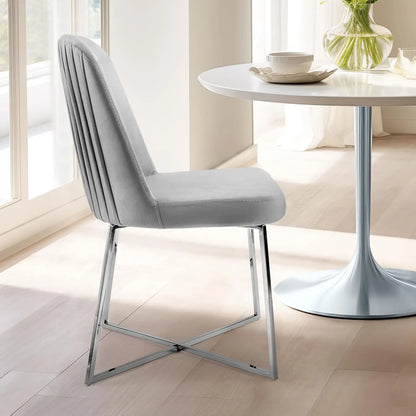 Juego de 4 sillas de comedor modernas de terciopelo Montague: asiento cómodo gris claro con patas de metal plateado, perfectas para comedor y cocina