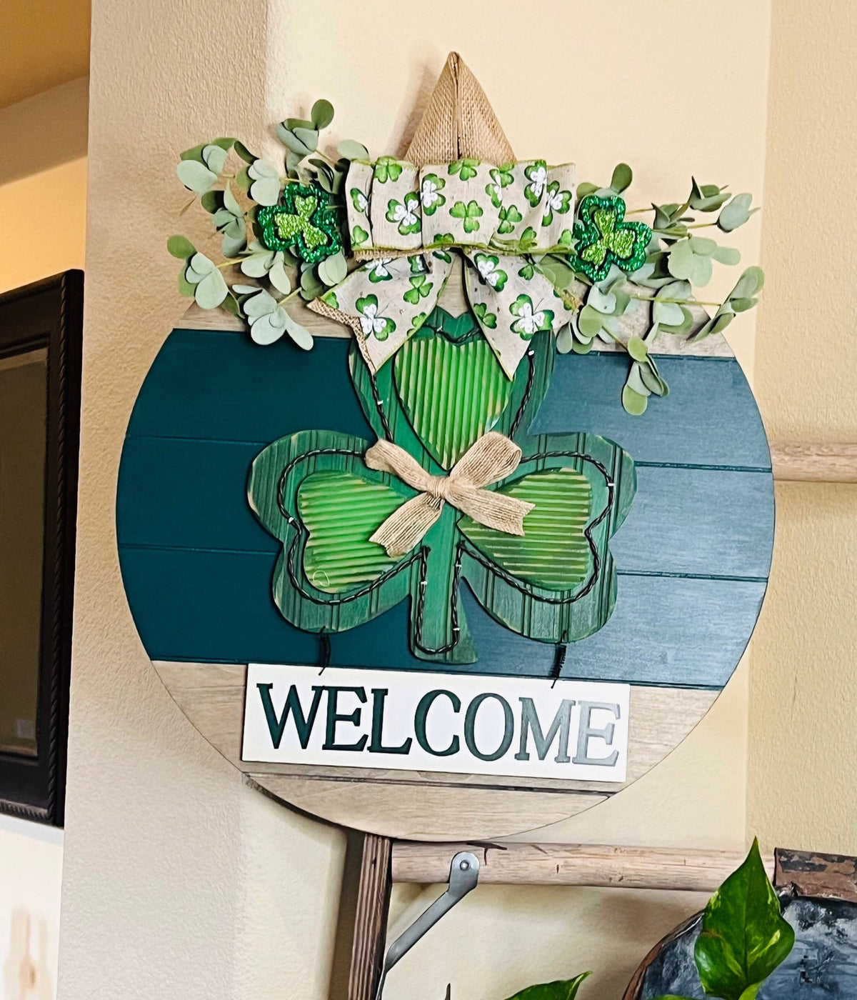 St Patrick's Day Welcome Sign, Door Hanger, Door Decoration, Farmhouse Door Decor, Wood Round Wreath