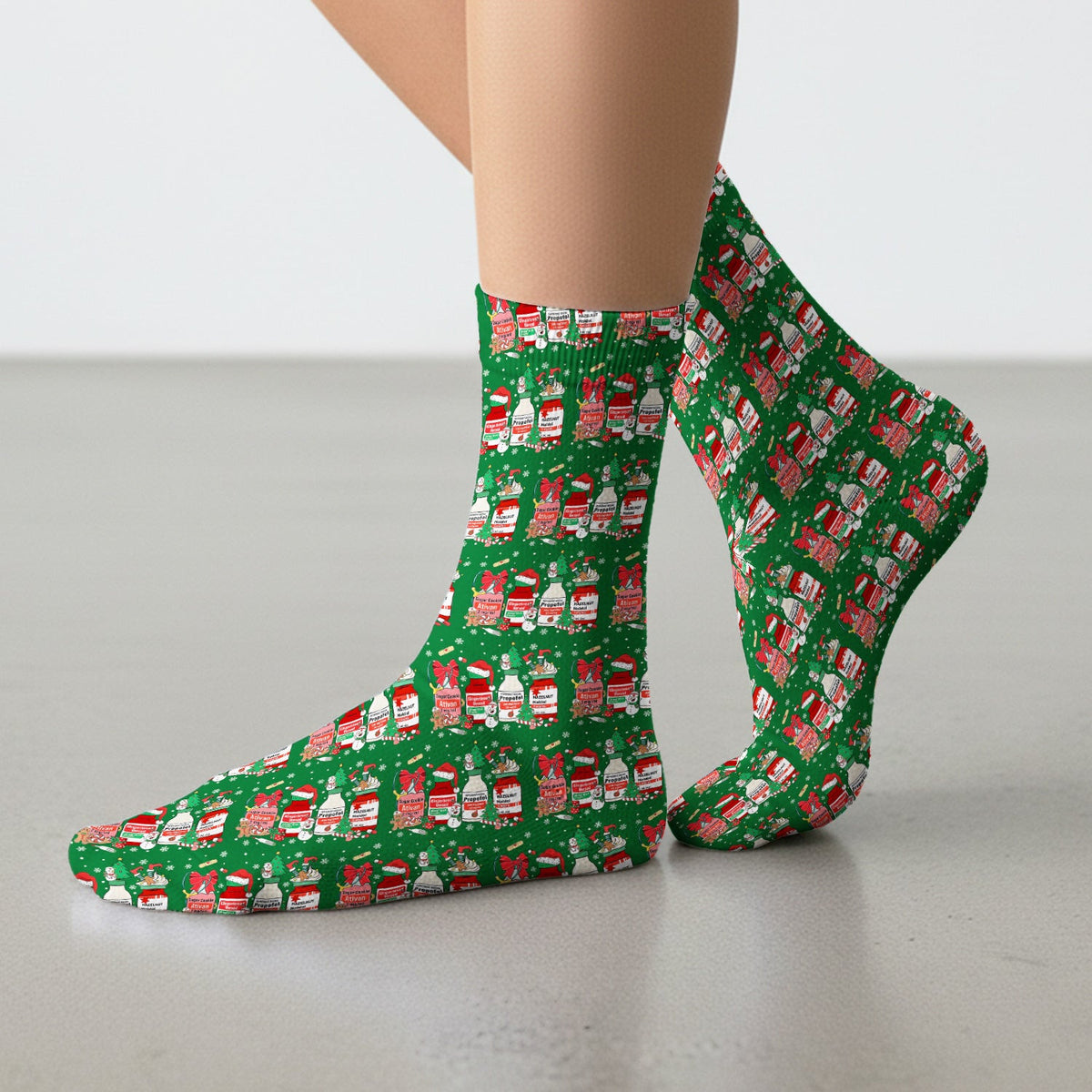 Funny Christmas Medication Scrub Socks – Festive Holiday Pharma Bottles Pattern – Playful Medical Uniform for Nurses, Pharmacists & Healthcare Workers