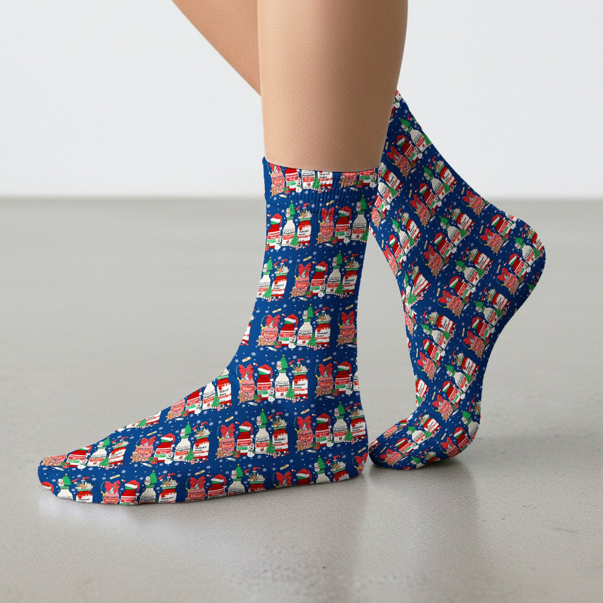 Funny Christmas Medication Scrub Socks – Festive Holiday Pharma Bottles Pattern – Playful Medical Uniform for Nurses, Pharmacists & Healthcare Workers