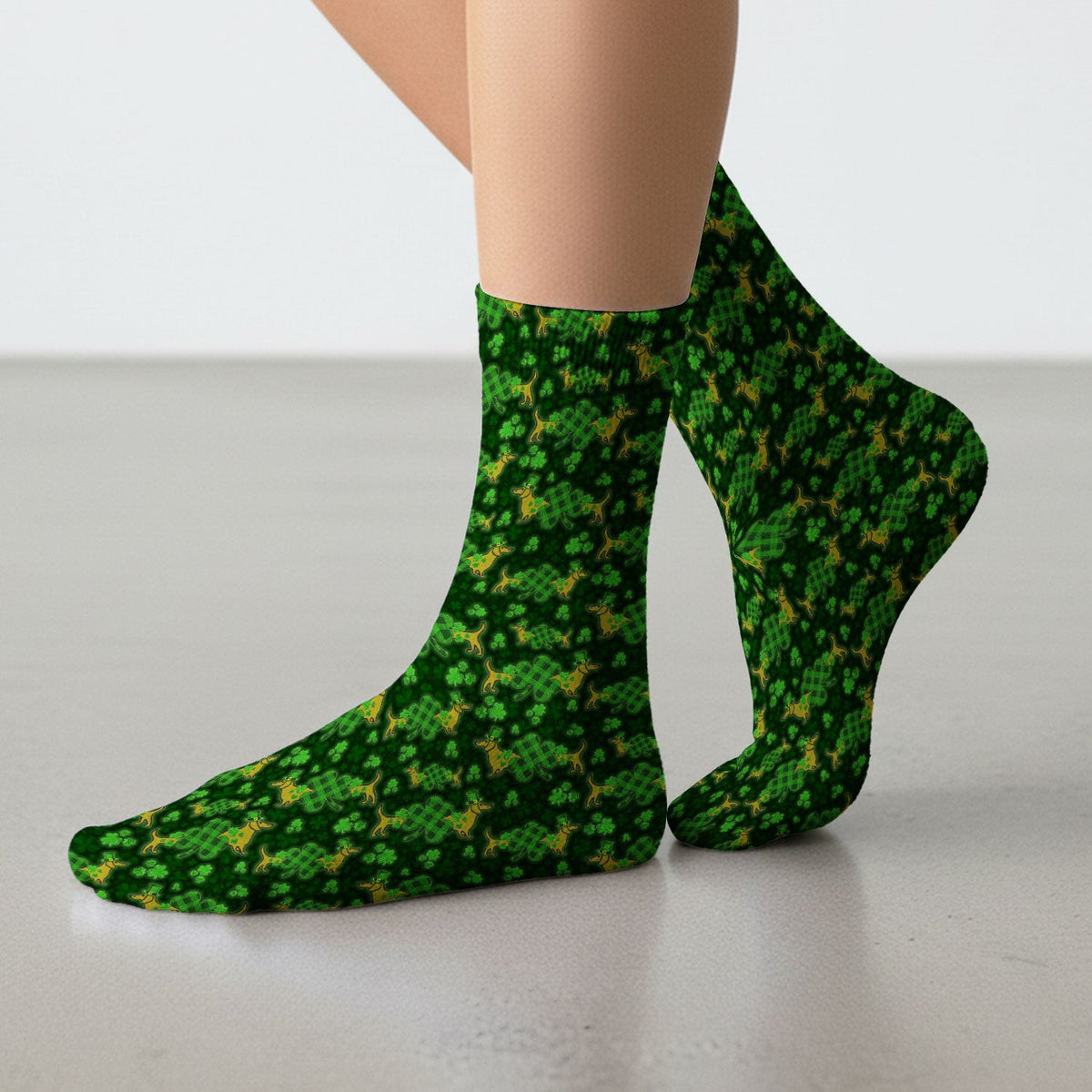 St. Patrick’s Day Dachshund Dog Pattern Scrub Socks, Lucky Shamrock Puppy Nurse Scrub Sock, Green Irish Nursing Uniform