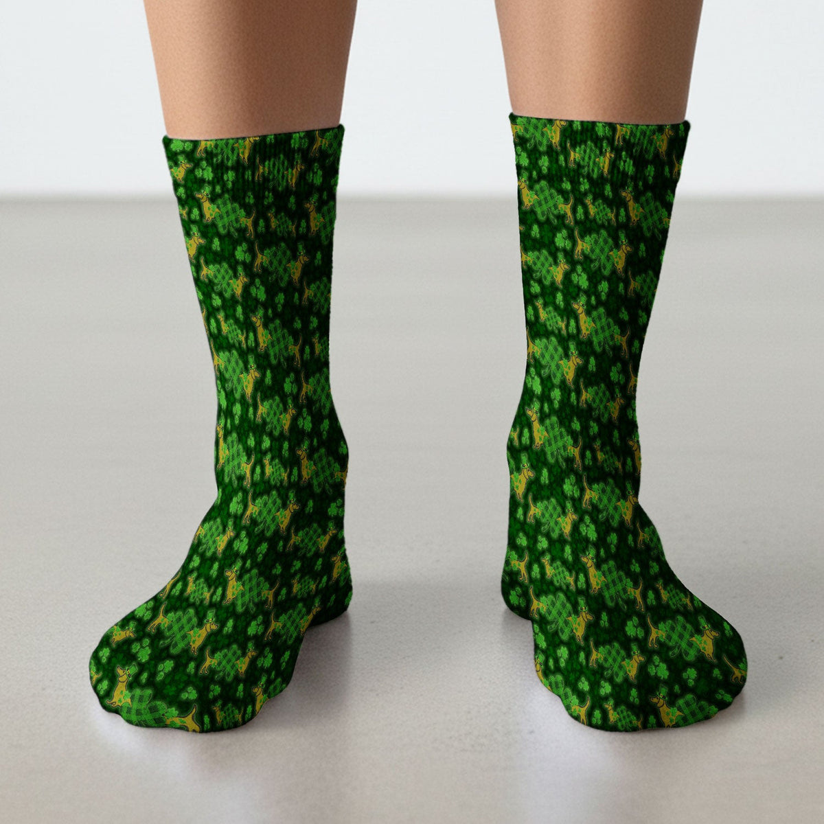 St. Patrick’s Day Dachshund Dog Pattern Scrub Socks, Lucky Shamrock Puppy Nurse Scrub Sock, Green Irish Nursing Uniform